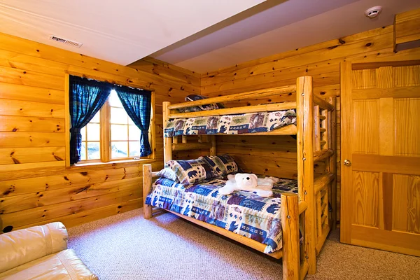 Närbild på ett sovrum i en stuga — Stockfoto