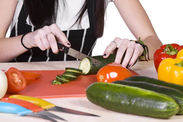 Adolescente bonito preparando alimentos — Fotografia de Stock