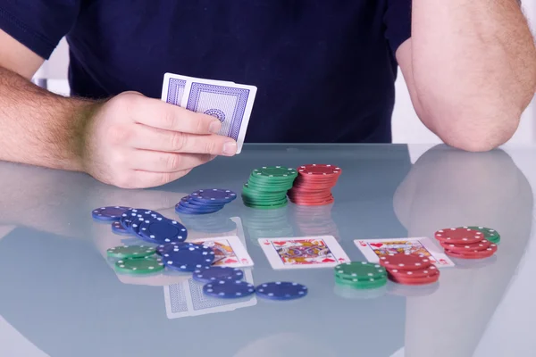 Mann hält Karten auf dem Tisch — Stockfoto