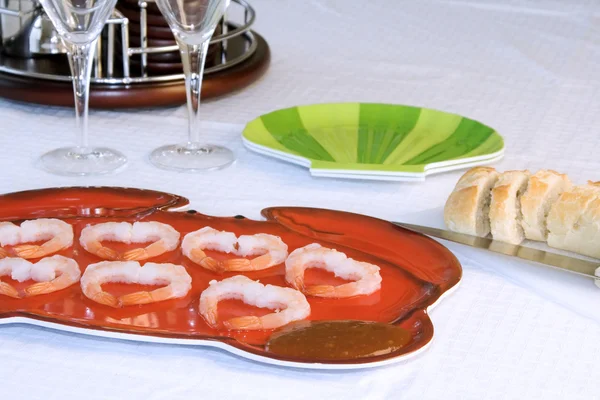Тарелка для креветок с нарезанным хлебом — стоковое фото