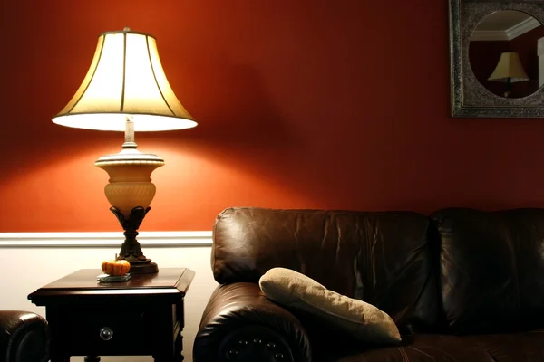 Lampa och soffan Stockbild