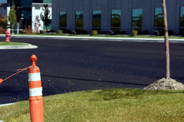 Nieuwe asfalt en de kegel — Stockfoto