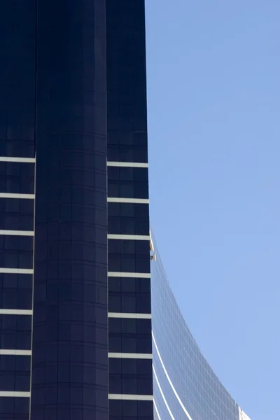 Крупный план на небоскребе — стоковое фото