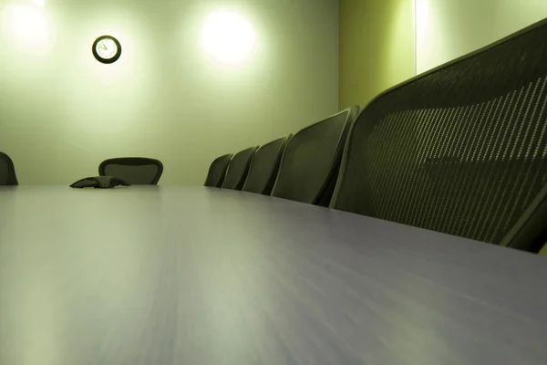 Stühle in einer Reihe im Konferenzraum — Stockfoto