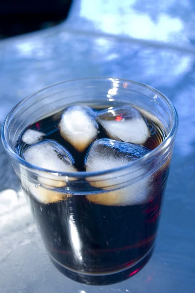 Copa abstracta de la bebida con los cubos de hielo —  Fotos de Stock