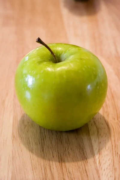 Jablka na stole — Stock fotografie