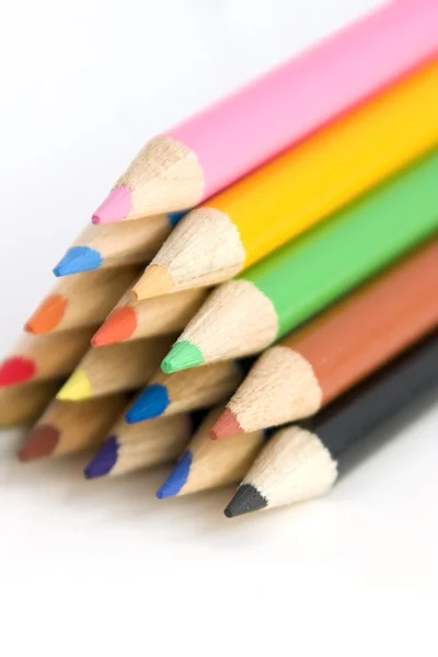 Kleuren potloden in de piramide in een hoek — Stockfoto
