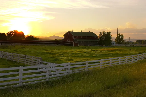 Landsbygden staket leder till en ranch — Stockfoto