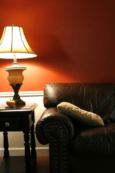 Ламп и диван - Вертикальный шот — стоковое фото