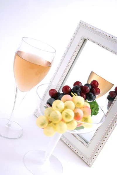 Geïsoleerde druiven in een glas — Stockfoto
