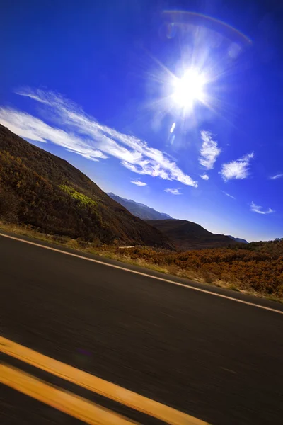 山によってドライブ — ストック写真