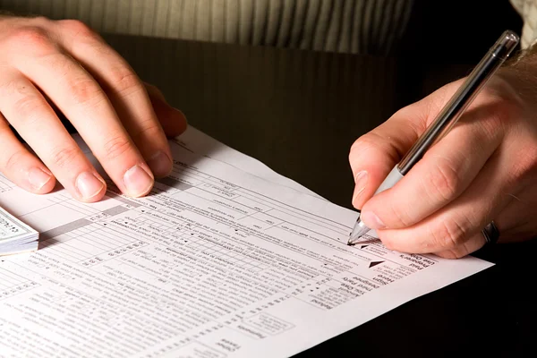 Vergi formlarını imzalama — Stok fotoğraf