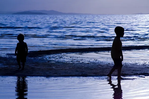 Barn som leker på te stranden — Stockfoto