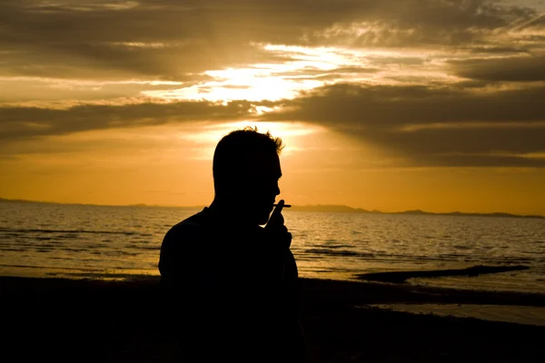 男子吸烟的海滩 — 图库照片