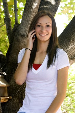Telefonda konuşan güzel kız.
