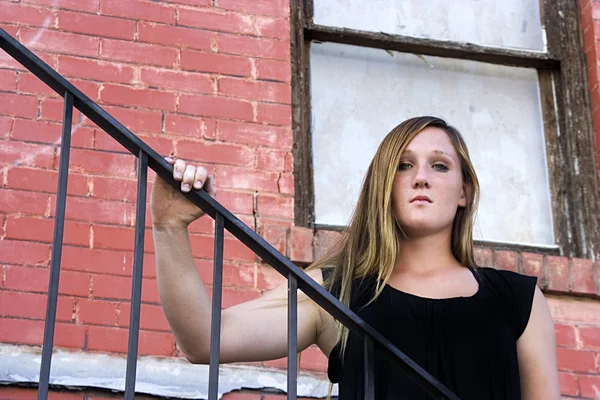 Vacker flicka poserar utomhus på trappor — Stockfoto