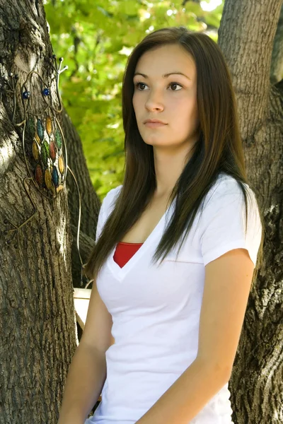 Menina adolescente posando no quintal — Fotografia de Stock
