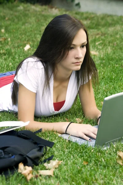 Ładny dziewczyna ustanawiające na trawie — Zdjęcie stockowe