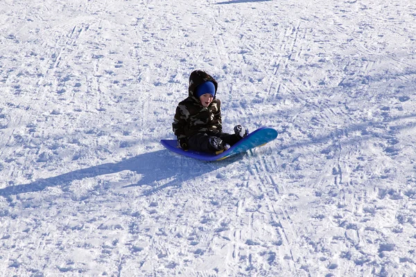 雪橇在山脚下的小男孩 — 图库照片