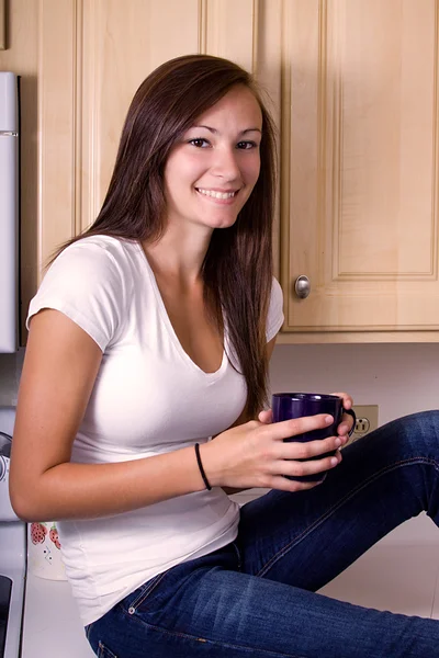 Menina adolescente na cozinha — Fotografia de Stock