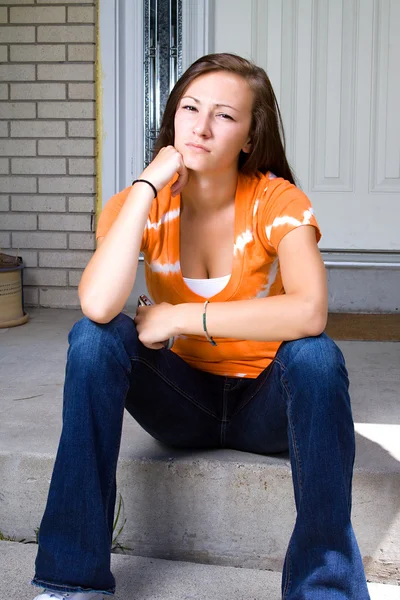 Adolescente menina sentada fora — Fotografia de Stock
