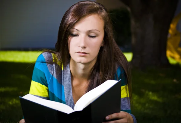 Close-up em uma mulher lendo um livro — Fotografia de Stock