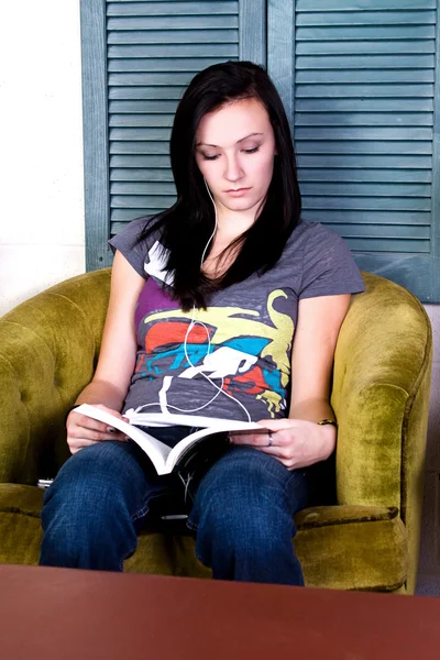Linda chica adolescente leyendo un libro — Foto de Stock