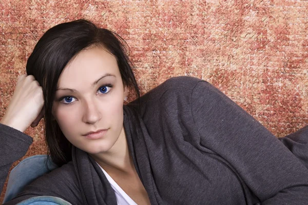 Осторожный подросток на диване — стоковое фото