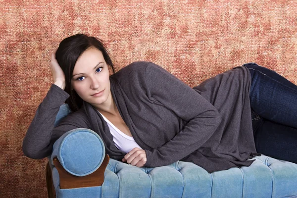 Bautiful підлітка на дивані — стокове фото