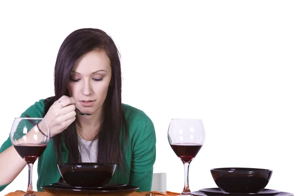 Женщина ест ужин в одиночку — стоковое фото
