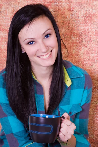 Närbild på en tonåring som dricker kaffe — Stockfoto