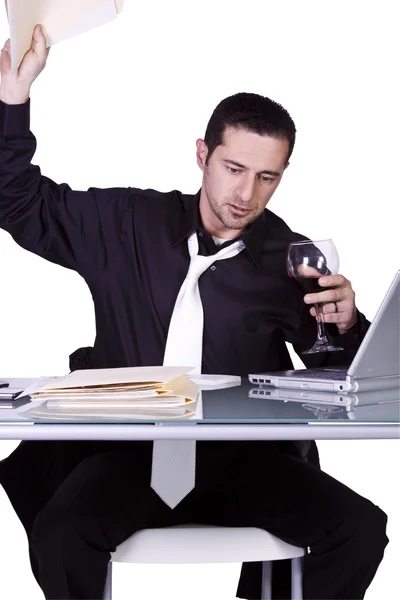 Rozčilený podnikatel u stolu v obleku — Stock fotografie