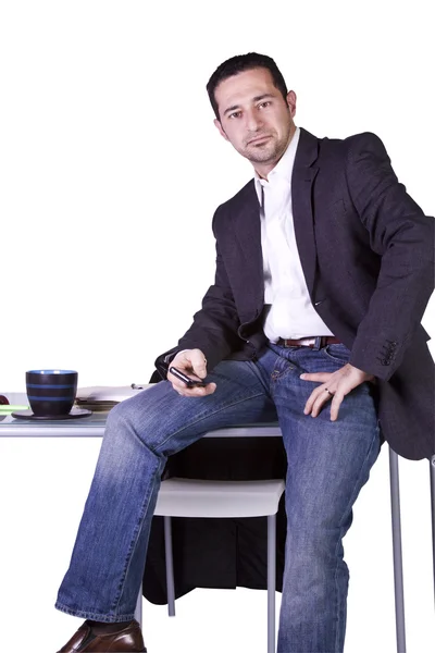 Geschäftsmann sitzt am Schreibtisch — Stockfoto