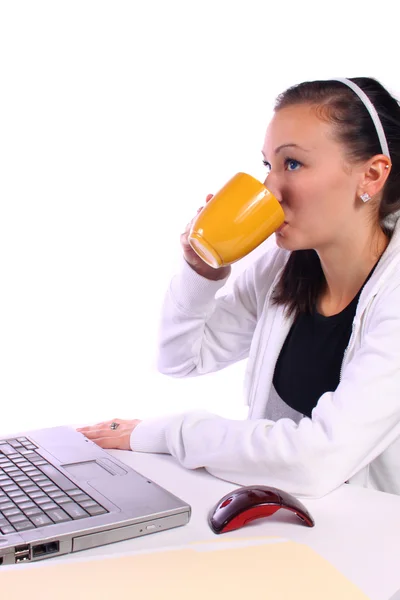 Tonåring dricker kaffe medan du arbetar — Stockfoto