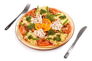 Beyaz arkaplanda izole edilmiş pizza