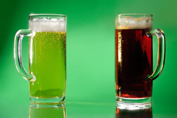 Jasnego i ciemnego piwa — Zdjęcie stockowe