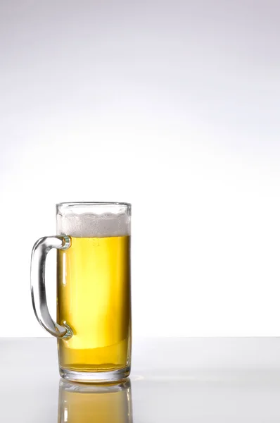 Szklanka piwa lekkiego — Zdjęcie stockowe