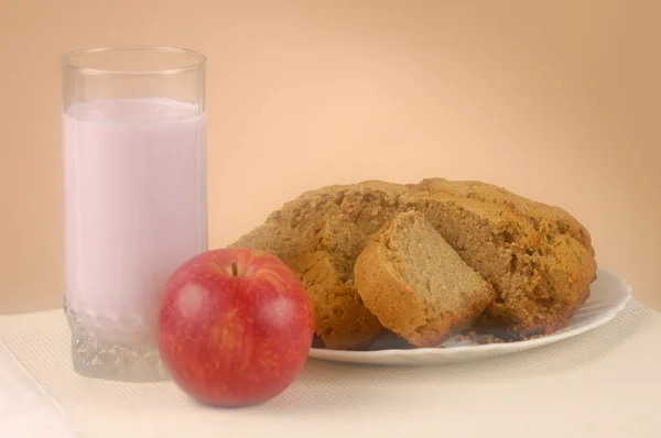 홈 만든 빵, 요구르트의 유리 및 사과 — 스톡 사진
