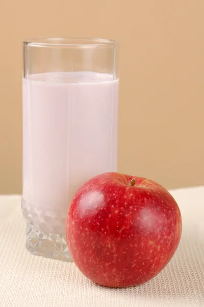 Glas Joghurt und ein Apfel — Stockfoto