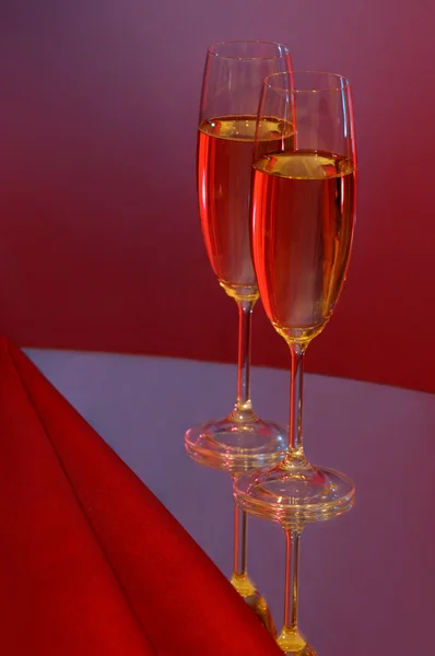 Dvě sklenice na víno se šampaňským — Stock fotografie