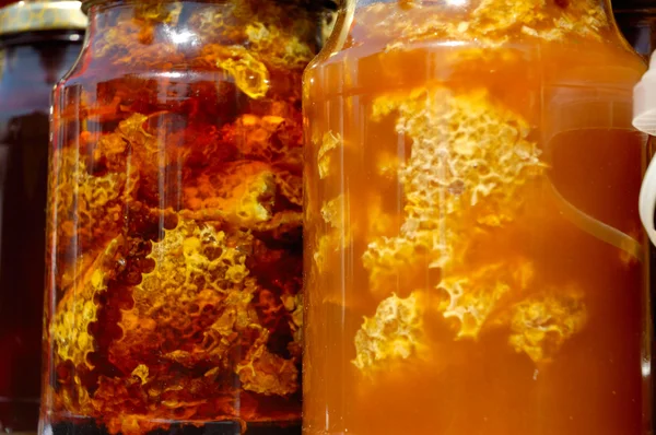 Honig mit Waben im Glas — Stockfoto