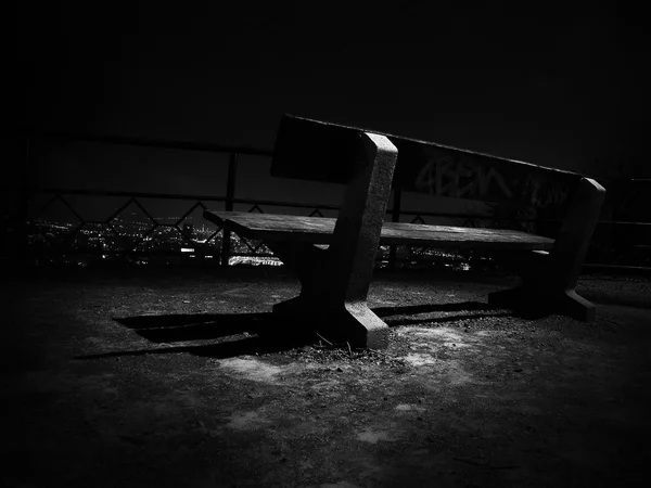 Скамейка на смотровой площадке . — стоковое фото
