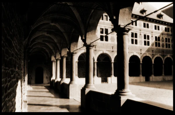 Old stone courtyard — Stock Photo, Image