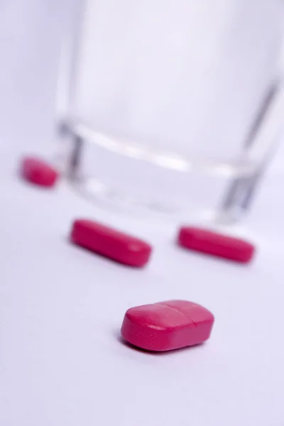 Růžové pilulky a sklenici — Stock fotografie