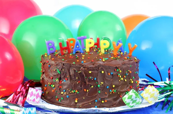 Gâteau d'anniversaire et ballons — Photo