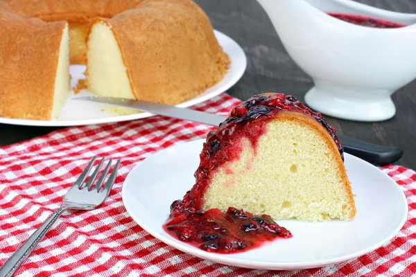 Pfund Kuchen und Fruchtsauce — Stockfoto