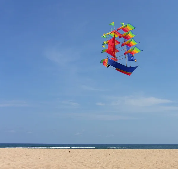 バリ島、青い空の凧 — ストック写真