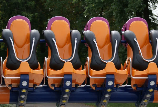 黑色-橙色扶手椅吸引力 — 图库照片