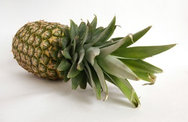 büyük görüntü ananas üzerinde beyaz izole