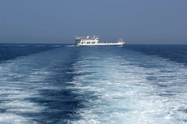 Mořské krajiny. bílá loď — Stock fotografie